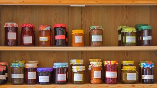 Klebeetiketten sind nützlich, um zu wissen, in welchem Glas welche Marmelade ist. Nur beim Entfernen der Sticker gibt es so manches Mal Probleme