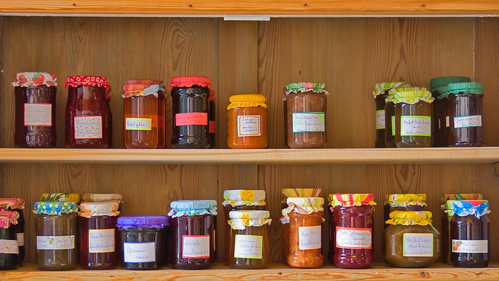 Klebeetiketten sind nützlich, um zu wissen, in welchem Glas welche Marmelade ist. Nur beim Entfernen der Sticker gibt es so manches Mal Probleme