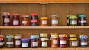 Klebeetiketten sind nützlich, um zu wissen, in welchem Glas welche Marmelade ist. Nur beim Entfernen der Sticker gibt es so manches Mal Probleme