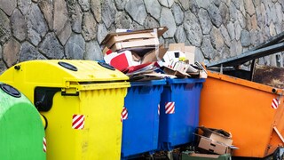 Eine übervolle Papiertonne ist ein Ärgernis, vor allem wenn dabei Kartons nicht zerkleinert wurden