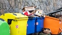 Eine übervolle Papiertonne ist ein Ärgernis, vor allem wenn dabei Kartons nicht zerkleinert wurden