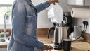 Frau mit Wasserfilter-Kanne in der Hand