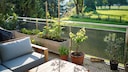 Neben Nutzpflanzen wie Gemüse oder Kräuter eignen sich auch Zierpflanzen für das Hochbeet auf dem Balkon
