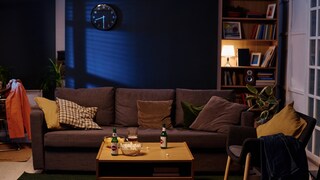 An der Wand „klebende“ Möbel, zu wenig Licht und zu viel dunkle Farbe können einen Raum schnell kleiner wirken lassen, als er eigentlich ist