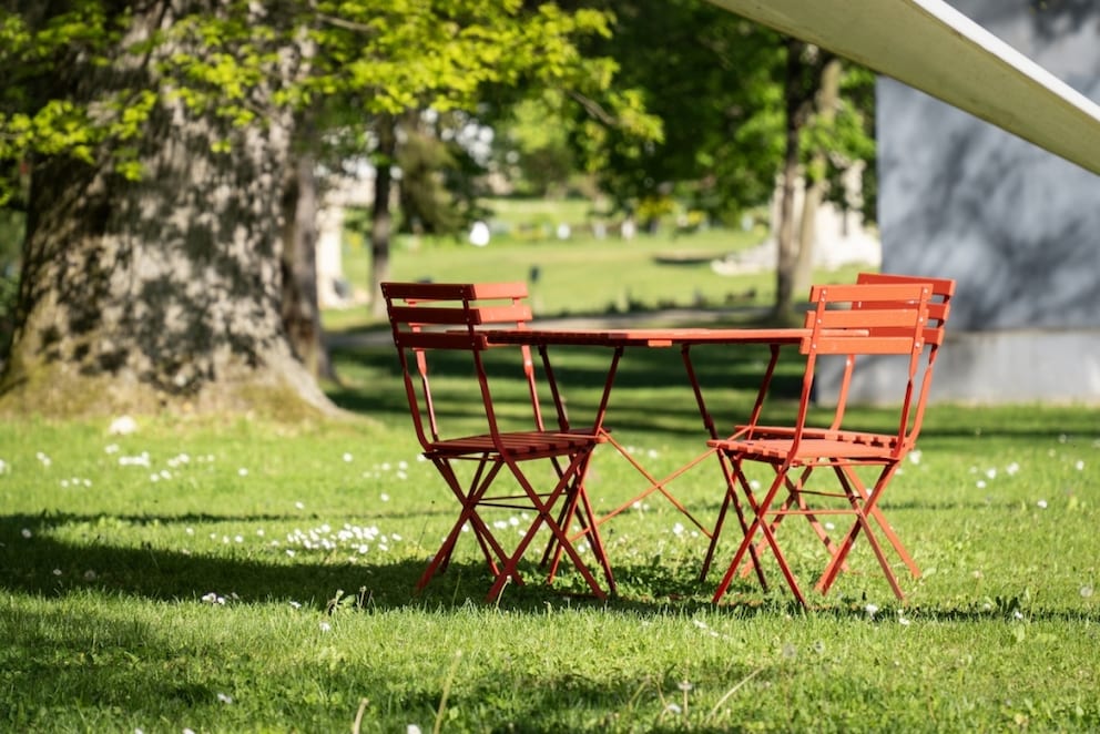 Rote Gartenstühle auf Rasen