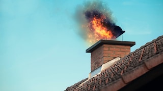 Schornsteinbrände werden in der Regel erst spät erkannt – häufig erst, wenn starker Rauch und Funken aus dem Schornstein aufsteigen.