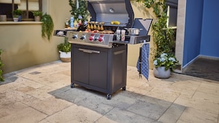 Gasgrill auf einer Terrasse