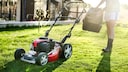 Rasen im Frühjahr mähen