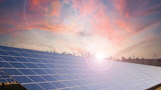 Solaranlage mit Sonnenuntergang