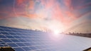 Solaranlage mit Sonnenuntergang