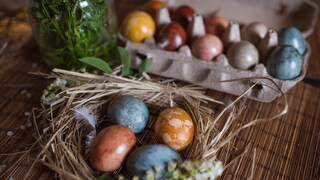 Kein Osterfest ohne bunte Ostereier! Neben den knallbunten Eiern aus dem Supermarkt kann man sie auch einfach und mit natürlichen Farbstoffen selber verschönern