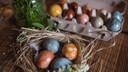 Kein Osterfest ohne bunte Ostereier! Neben den knallbunten Eiern aus dem Supermarkt kann man sie auch einfach und mit nat&uuml;rlichen Farbstoffen selber versch&ouml;nern