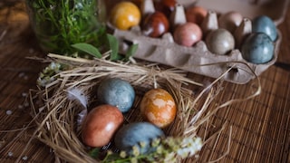 Kein Osterfest ohne bunte Ostereier! Neben den knallbunten Eiern aus dem Supermarkt kann man sie auch einfach und mit natürlichen Farbstoffen selber verschönern