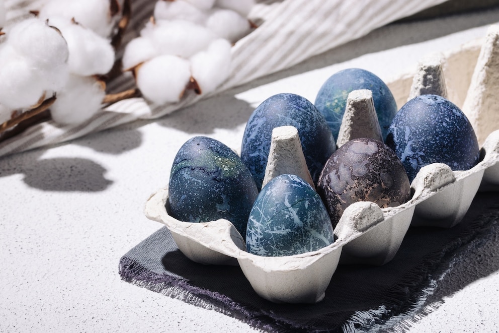 Eier kann man auch in einer eleganten Marmoroptik färben