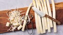 Im Frühling ist Spargel in aller Munde, doch muss man die Reste nach dem Schälen immer direkt wegwerfen?