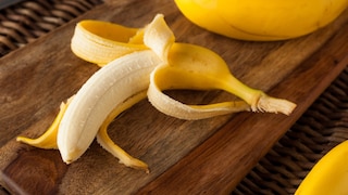 Bananenschalen sollte man nicht sofort im Müll entsorgen, man kann Dünger daraus herstellen
