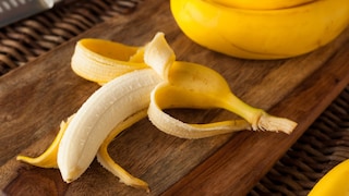 Bananenschalen sollte man nicht sofort im Müll entsorgen, man kann Dünger daraus herstellen
