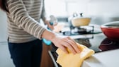 In der Küche ist Hygiene besonders wichtig, deswegen sollte man folgende Stellen beim Putzen nicht vergessen