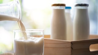 Viele Lebensmittel kann man im Gefrierfach länger haltbar machen – auch Milch?