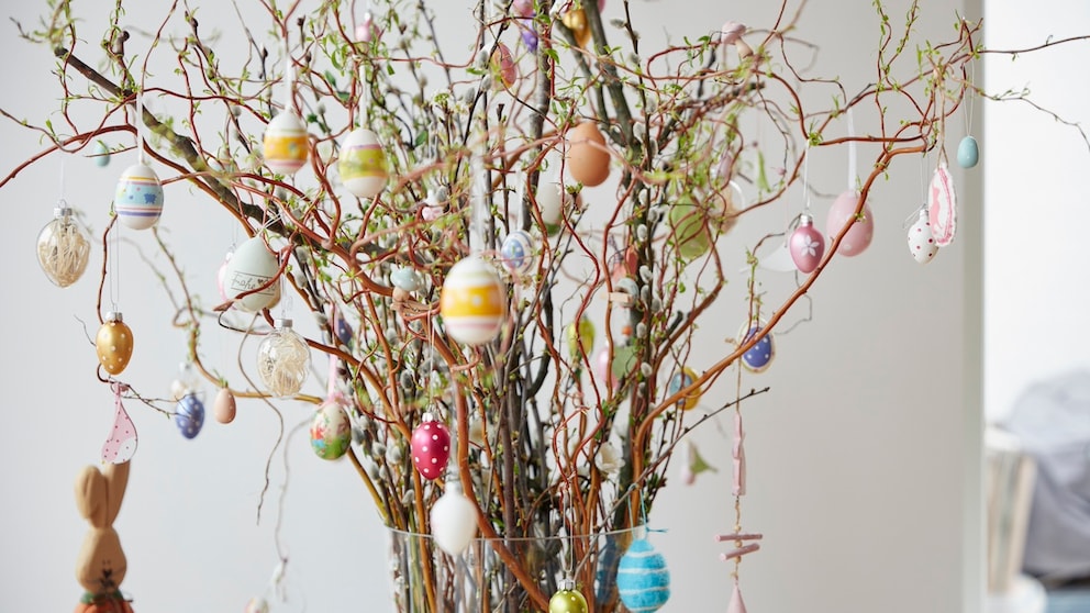An Ostern stellen sich viele Zweige in die Vase, um diese zu schmücken