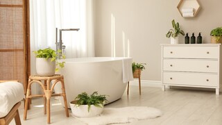 Helligkeit von der Decke bis zum Boden ist ein markantes Stilmittel des skandinavischen Einrichtungsstils
