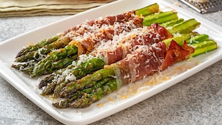 Spargel muss nicht pur in die Heißluftfritteuse, man kann ihn vorher mit Speck umwickeln.