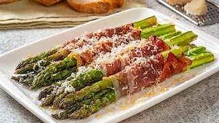 Spargel muss nicht pur in die Heißluftfritteuse, man kann ihn vorher mit Speck umwickeln.