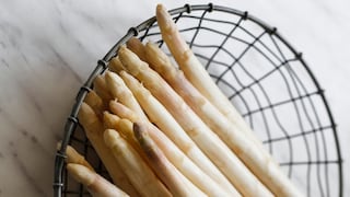 Spargel verdirbt schnell, deswegen ist es wichtig, ihn bis zum Verzehr richtig zu lagern