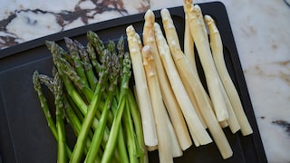 Nicht nur die Farbe unterscheidet weißen und grünen Spargel
