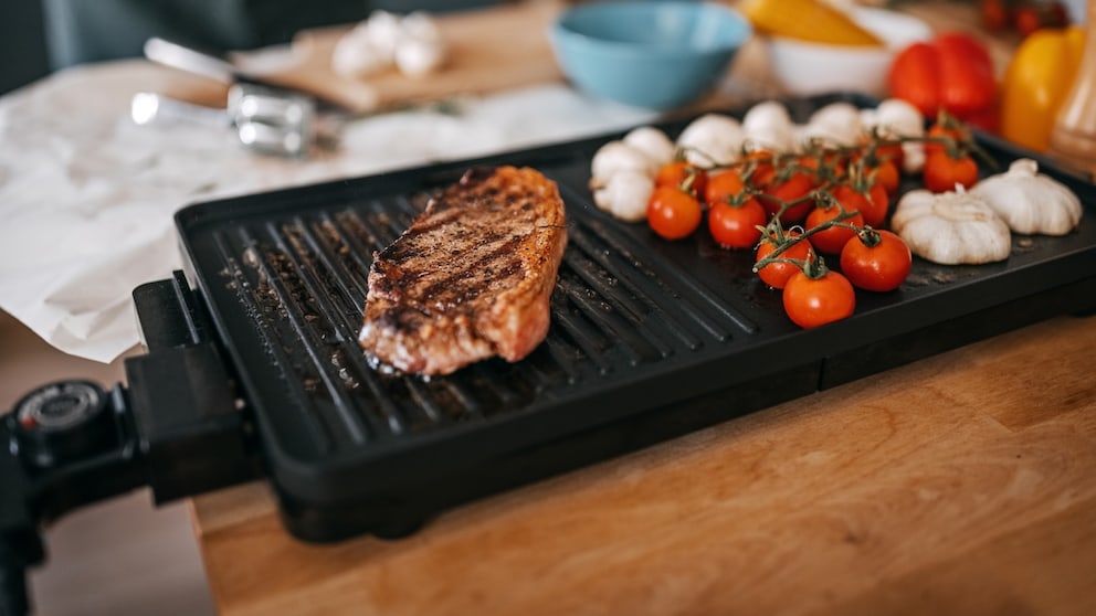 Elektrogrill mit Fleisch und Gemüse