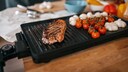 Elektrogrill mit Fleisch und Gemüse