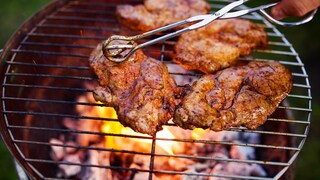Fleisch klebt am Grillrost fest