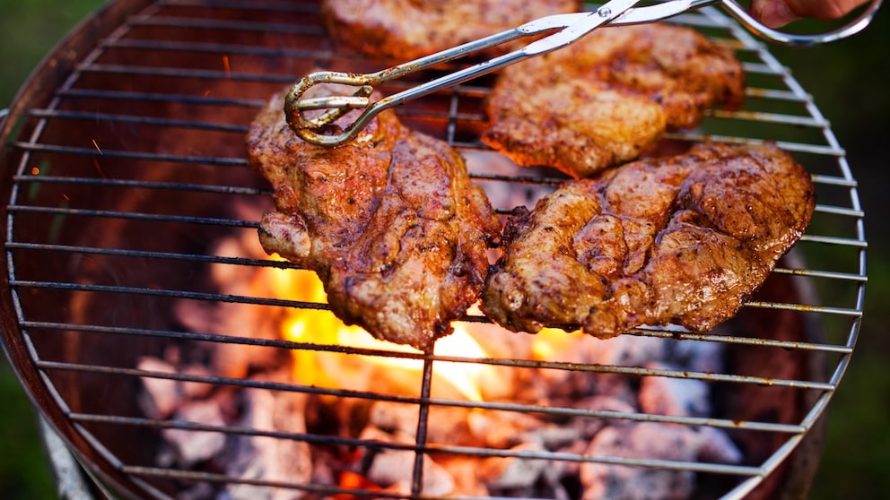 Fleisch klebt am Grillrost fest