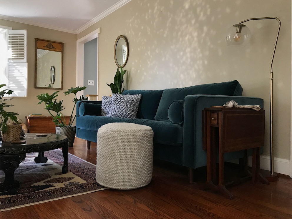Entscheidet man sich für ein farbenfrohes Statement-Piece wie ein Sofa, sollte die Wand in einem neutralen Ton gehalten sein, um ein harmonisches Gesamtbild zu schaffen.