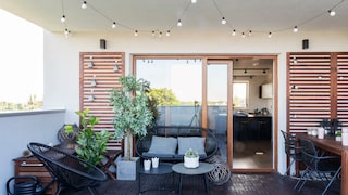 Ein Balkon im Industrial-Style zeichnet sich durch Reduziertheit aus – gemütlich darf es jedoch trotzdem sein