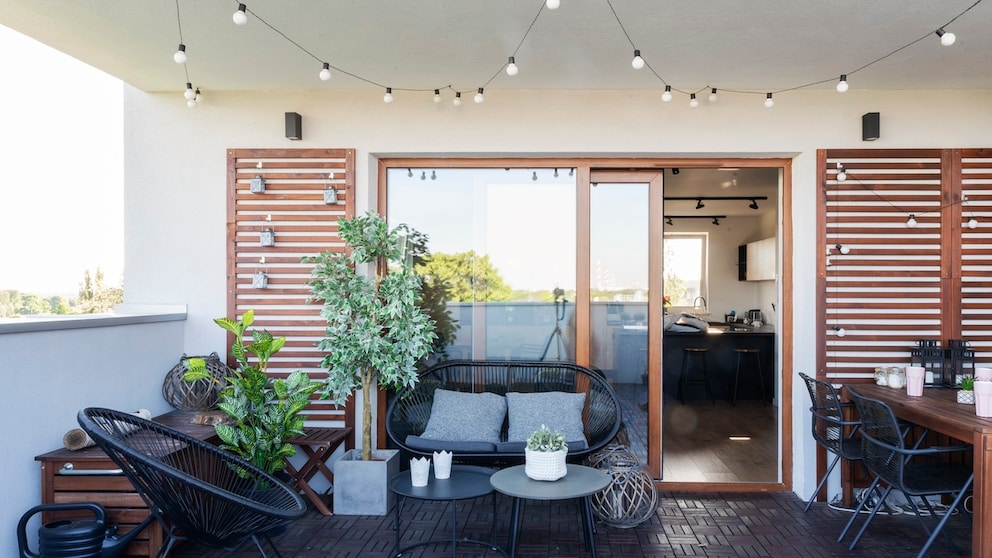 Ein Balkon im Industrial-Style zeichnet sich durch Reduziertheit aus – gemütlich darf es jedoch trotzdem sein