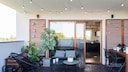 Ein Balkon im Industrial-Style zeichnet sich durch Reduziertheit aus – gemütlich darf es jedoch trotzdem sein