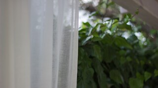 Gerade im Außenbereich ist es wichtig, bei Wind und Wetter auf eine stabile und sichere Befestigung für den Vorhang zu achten