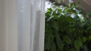 Gerade im Außenbereich ist es wichtig, bei Wind und Wetter auf eine stabile und sichere Befestigung für den Vorhang zu achten