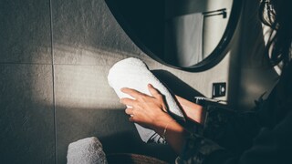 Um Bakterien und Keime abzutöten, sollte man Handtücher bei mindestens 60 Grad Celsius waschen