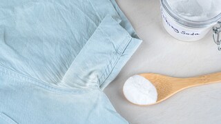Mit einfachen Hausmitteln kann man Schweißflecken effektiv entfernen