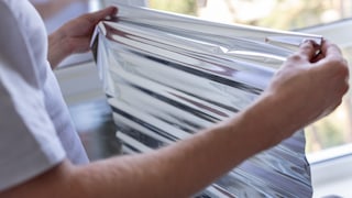 Alufolie am Fenster gegen Hitze