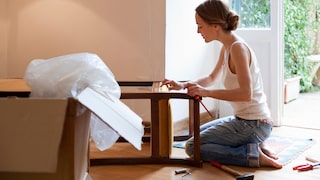 Wenn man Sofas und Stühle neu bezieht, kann man den Raum gestalterisch verändern und aufpeppen.