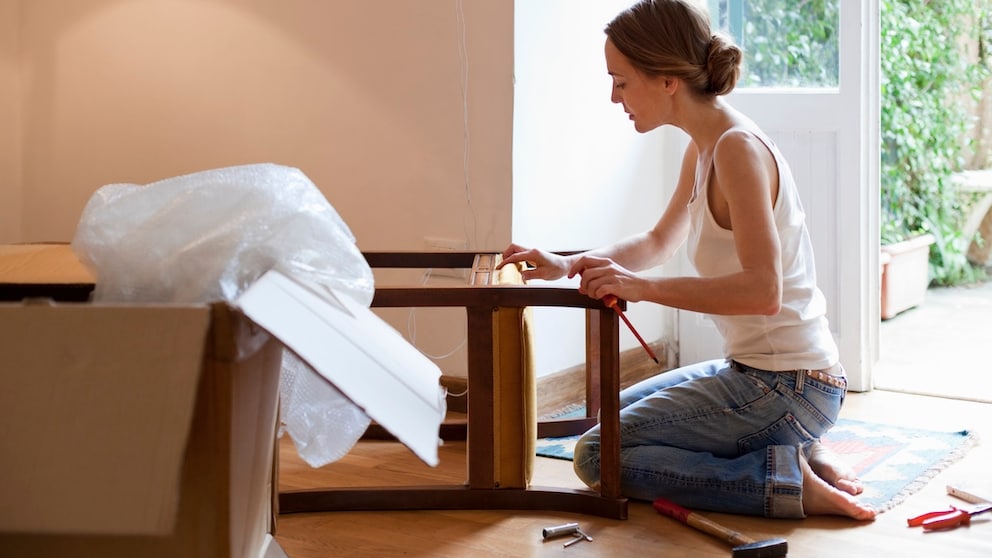 Wenn man Sofas und Stühle neu bezieht, kann man den Raum gestalterisch verändern und aufpeppen.