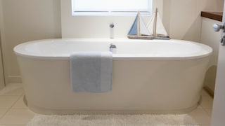 Auch in einem schlichten Design lässt sich ein maritimes Badezimmer gestalten