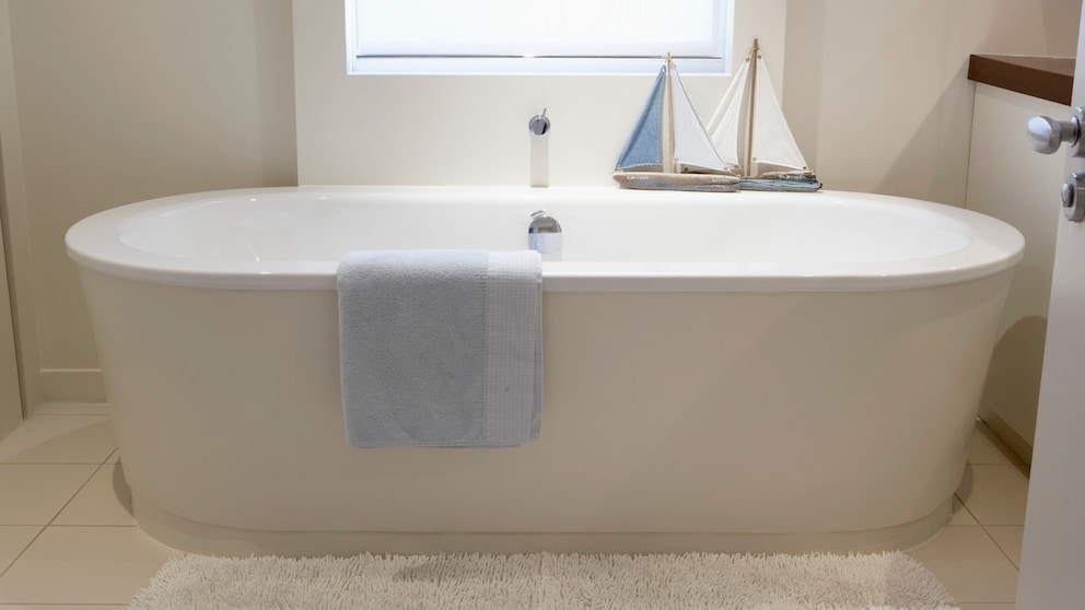 Auch in einem schlichten Design lässt sich ein maritimes Badezimmer gestalten