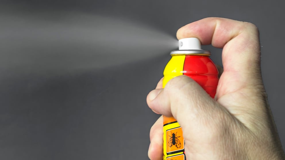 Bevor man ein Insektenspray kauft, muss man sich zunächst beraten lassen
