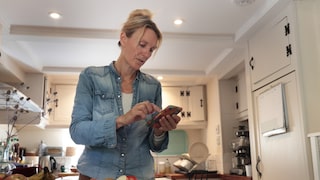 Keime auf dem Display: Wer beim Kochen das Smartphone oder Tablet nutzt, kann gefährliche Bakterien verteilen.