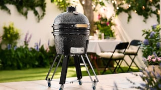 Kamado-Grill von Aldi auf einer Terrasse