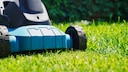 Rasenmähen im Sommer